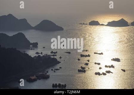 Porto di Cat Ba città dal punto di vista nella cannon fort nel tramonto, Halong Bay, Vietnam Foto Stock