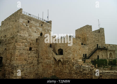 Torri e mura di Gerusalemme e la cittadella e la torre di Davide nella tempesta di sabbia. Israele Foto Stock