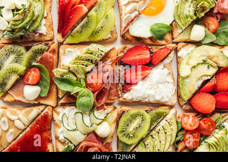 Sfondo di deliziosi toast con frutta e verdura isolato su bianco Foto Stock