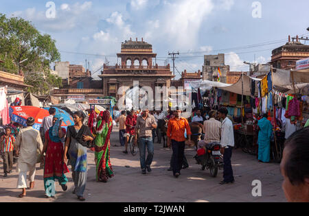 Occupato persone intorno al mercato Sadar cancello di Jodhpur, Rajasthan, India Foto Stock