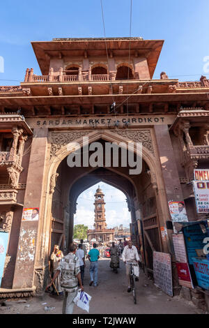 Occupato persone intorno al mercato Sadar Gate e Ghanta Ghar, clock tower, Jodhpur, Rajasthan, India Foto Stock