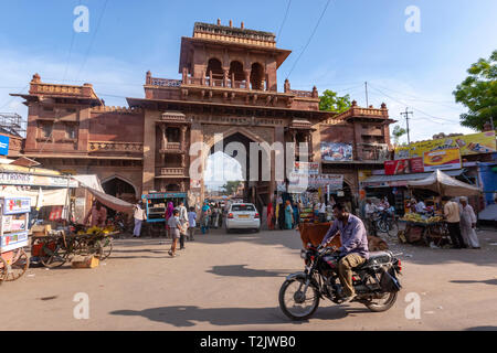 Occupato persone intorno al mercato Sadar cancello di Jodhpur, Rajasthan, India Foto Stock