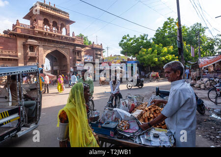 Occupato persone intorno al mercato Sadar cancello di Jodhpur, Rajasthan, India Foto Stock