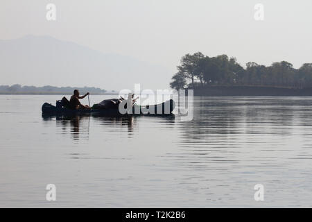 Viaggio in canoa sul Lower Zambezi Foto Stock