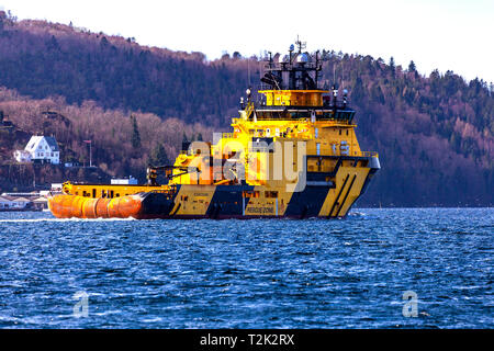 AHTS Offshore anchor handling recipiente di alimentazione Njord Viking in mare, con partenza dal porto di Bergen, Norvegia. Foto Stock