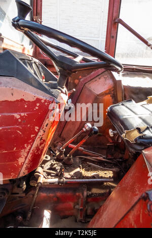 L'interno di un vecchio trattore agricolo Foto Stock