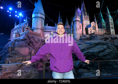 Solo uso editoriale Sam Thompson assiste l'esclusivo evento di lancio per l'originale Gringotts Wizarding Bank a Warner Bros Studio Tour London - The Making of Harry Potter, che apre al pubblico il 6 aprile. Foto Stock