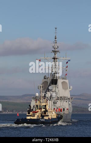 SPS Almirante Juan de Borbon (F102) della Marina spagnola, essendo scortato da Svitzer Milford sulla fregata arrivo per esercitare congiuntamente il guerriero 19-1. Foto Stock