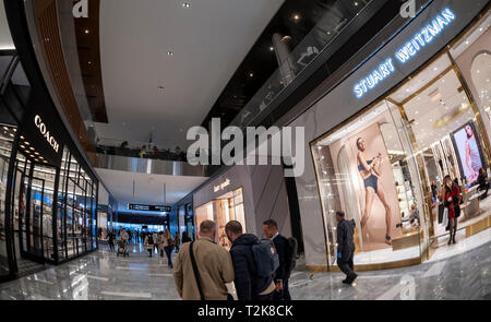 Arazzo marche, pullman, Kate Spade e Stuart Weitzman, insieme nei cantieri di Hudson shopping mall a New York il giovedì, 28 marzo 2019. (© Richard B. Levine) Foto Stock