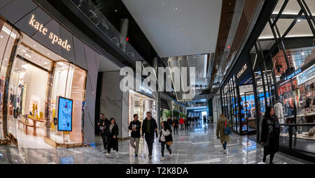 Arazzo marche, pullman, Kate Spade e Stuart Weitzman, insieme nei cantieri di Hudson shopping mall a New York il giovedì, 28 marzo 2019. (© Richard B. Levine) Foto Stock