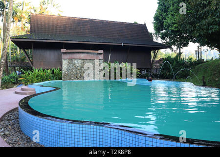 Tradizionale malese casa in legno con una piscina in Janda Baik Pahang Malaysia Foto Stock