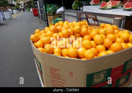 Freschi frutti di colore arancione al Queen Victoria Market di Melbourne Foto Stock