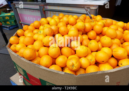 Freschi frutti di colore arancione al Queen Victoria Market di Melbourne Foto Stock