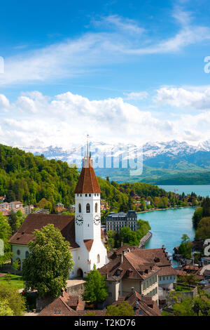 Il paesaggio della città storica di Thun, nel cantone di Berna in Svizzera. Foto Stock