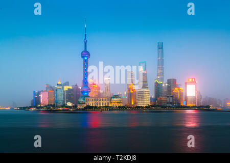 Shanghai, Cina skyline della città di notte sul Fiume Huangpu. Foto Stock