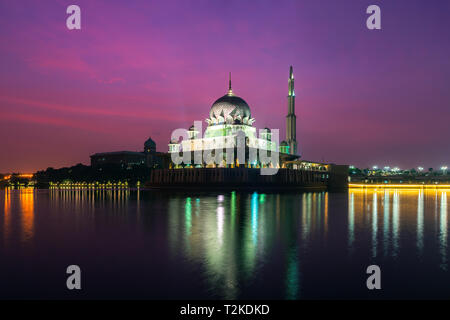 Putra moschea a Putrajaya, Kuala Lumpur, Malesia al crepuscolo Foto Stock