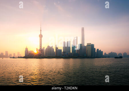 Shanghai, Cina skyline della città durante l'alba sul Fiume Huangpu. Foto Stock