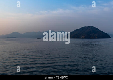 Il ISeto Naikai nland mare separa Honshu, Shikoku e Kyushu - le tre isole principali del Giappone. 3000 isole si trovano nel mare interno, inclu Foto Stock