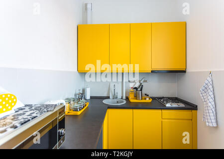 MINSK, Bielorussia - gennaio, 2019: Interno della cucina moderna in appartamento loft appartamento in stile minimalista con il colore giallo Foto Stock