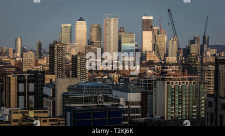 Una vista di Canary Wharf da un tetto in Londra Foto Stock