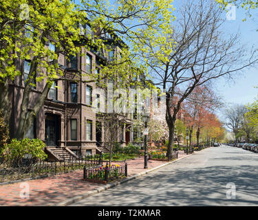 Back Bay pietre marroni di Boston, Massachusetts. Marlborough Street a molla Foto Stock