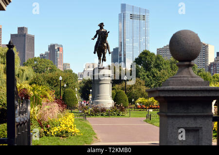 Boston Public Garden dal gate di Arlington Foto Stock