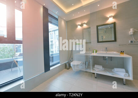 Bagno minimalista in hotel moderno con dettagli di lusso Foto Stock