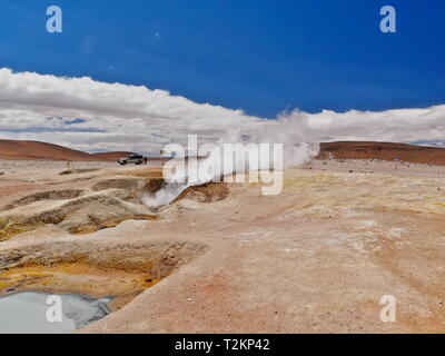 UYUNI, BO - CIRCA OTT 2018 - campo geotermico Sol de Manana, nell'Eduardo Avaroa Riserva nel sud della Bolivia, a circa 5000m sul livello del mare Foto Stock