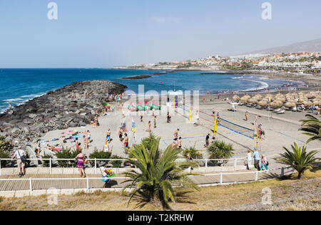 Beach volley e sport acquatici presso Playa Fanabe Costa Adeje, Tenerife. Foto Stock