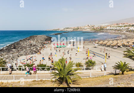 Beach volley e sport acquatici presso Playa Fanabe Costa Adeje, Tenerife. Foto Stock