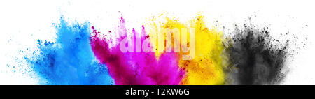 Colorato CMYK Ciano Magenta Giallo key holi di vernice in polvere di colore di stampa esplosione concetto isolato su sfondo bianco Foto Stock