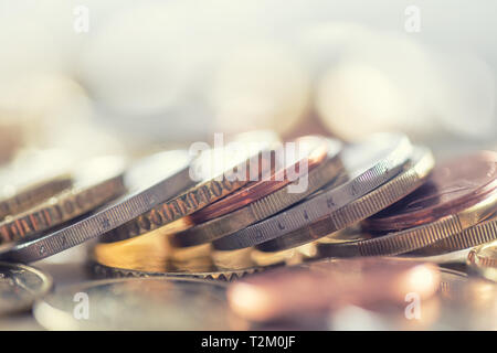 Una pila di monete in euro liberamente giacente sul tavolo. Close-up il denaro europeo e della moneta. Foto Stock