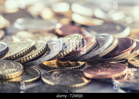 Una pila di monete in euro liberamente giacente sul tavolo. Close-up il denaro europeo e della moneta. Foto Stock