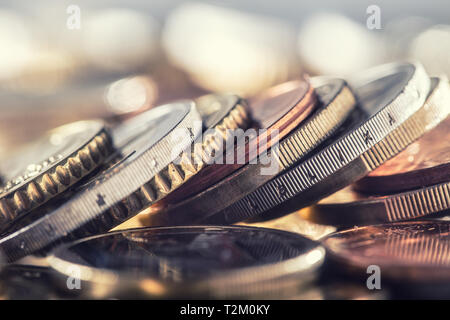 Una pila di monete in euro liberamente giacente sul tavolo. Close-up il denaro europeo e della moneta. Foto Stock