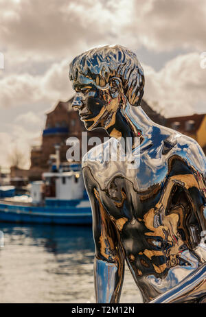HELSINGOR, Danimarca; 24 marzo 2019. Statua chiamata "Han" nel porto, creato dall'artista team Elmgreen Dragset. Foto Stock
