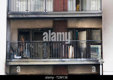 Un blocco di appartamenti a 97 Great Victoria Street nel centro di Belfast, dopo 80 residenti sono stati evacuati da un incendio nelle prime ore di mercoledì. Foto Stock