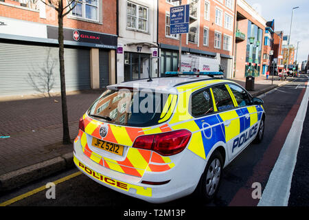 Una macchina della polizia a 97 Great Victoria Street nel centro di Belfast, dopo 80 residenti sono stati evacuati da un incendio nelle prime ore di mercoledì. Foto Stock