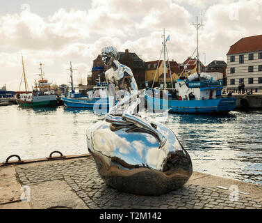 HELSINGOR, Danimarca; 24 marzo 2019. Statua chiamata "Han" nel porto, creato dall'artista team Elmgreen Dragset. Foto Stock