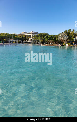 Questa piscina pubblica situata sul lungomare di Cairns è un luogo popolare per raffreddarsi per locali e turisti. La piscina offre un luogo sicuro per nuotare come th Foto Stock