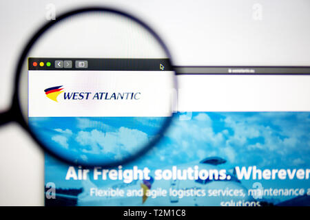 Vettore aereo Atlantico occidentale website homepage. Atlantico occidentale logo visibile attraverso una lente di ingrandimento. Сan essere utilizzato come illustrazione per news media Foto Stock