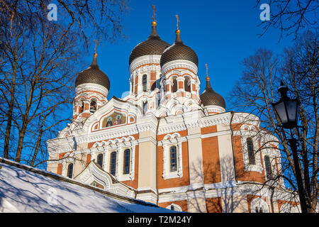 Vista della cattedrale di Alexander Nevsky contro il cielo blu. Tallinn, Estonia Foto Stock
