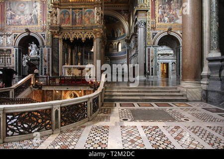 Roma, Italia - famoso Arcibasilica papale di San Giovanni in Laterano, ufficialmente la cattedrale di Roma. Interno barocco. Foto Stock