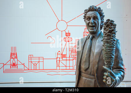Liverpool, Regno Unito - 18 Maggio 2018: Ken Dodd statua - Sir Kenneth Arthur Dodd OBE (8 novembre 1927 - 11 Marzo 2018) Inglese comico, cantante e occasionali Foto Stock