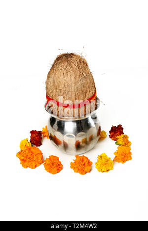 Foto di kalash e noce di cocco con la decorazione floreale per navratri pooja. Isolato su uno sfondo bianco. Foto Stock