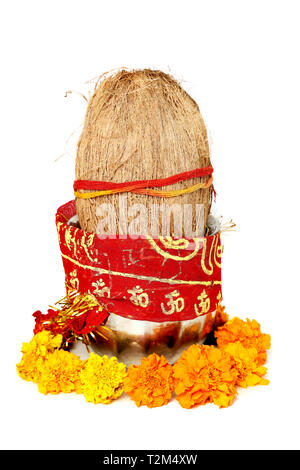 Foto di kalash con noce di cocco e chunni con decorazioni floreali per navratri pooja. Isolato su uno sfondo bianco. Foto Stock