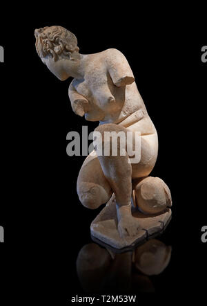Accovacciato Afrodite (Venere). Ii secolo romano statua in marmo da Marmol. Cordoba Museo Archeologico, Spagna. Sfondo nero Foto Stock