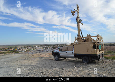 Un Mobile fotocamera di sorveglianza su Garcia's Hill a Andrade punto di entrata a Yuma, Arizona, marzo 28, 2019. Il Dipartimento della Difesa ha dispiegato unità attraverso il confine sud-ovest su richiesta degli Stati Uniti Delle dogane e della protezione delle frontiere ed è fornire logistiche, ingegneria, forza e funzioni di protezione. (US Army foto di Sgt. 1. Classe TaWanna Starks) Foto Stock