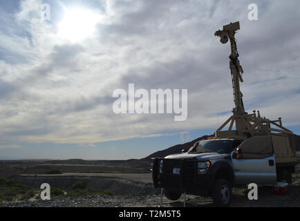 Un Mobile fotocamera di sorveglianza su Garcia's Hill a Andrade punto di entrata a Yuma, Arizona, marzo 28, 2019. Il Dipartimento della Difesa ha dispiegato unità attraverso il confine sud-ovest su richiesta degli Stati Uniti Delle dogane e della protezione delle frontiere ed è fornire logistiche, ingegneria, forza e funzioni di protezione. (US Army foto di Sgt. 1. Classe TaWanna Starks) Foto Stock