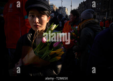 I partecipanti alla presentazione della nazionale di tulip giorno tenutasi ad Amsterdam, prendere mazzi con i tulipani esposte durante l'evento. Foto Stock