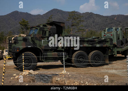 Stati Uniti Marines con Marine Wing Support Squadron 171 preparare veicoli per un convoglio esercizio durante l'esercizio Kamoshika Ira alla Harumara Manuever Area, Prefettura di Hiroshima, Giappone, Marzo 17, 2019. Kamoshika ira è un esercizio sul campo condotta per testare e rafforzare la coesione dell'unità in un ambiente di campo. (U.S. Marine Corps photo by Lance Cpl. Jeremy Alfaro) Foto Stock